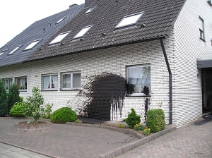 Beseitigen eines Bitumenanschlages auf ein  Einfamilienhaus, ©  Fiedler -Knab Reinigungsdienst GmbH