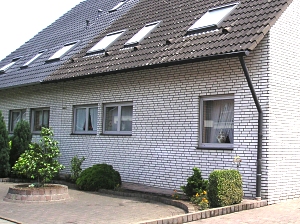 Beseitigen eines Bitumenanschlages auf ein  Einfamilienhaus, ©  Fiedler -Knab Reinigungsdienst GmbH