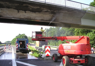 Reinigen einer Brückenuntersicht, © Fiedler u. Knab, Dormagen 2007