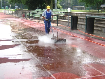 Reinigung von Tartanbahnen mittels Heißwasserhochdruck, © Fiedler u. Knab, Dormagen 2007